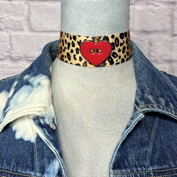 Handmade Mobwife Style Leopard Print Choker with Red Heart Pendant - Picture 4 of 10